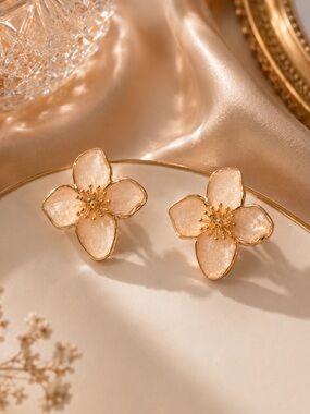 Gold-Trim White Floral Stud Earrings - Elegant Women Jewelry